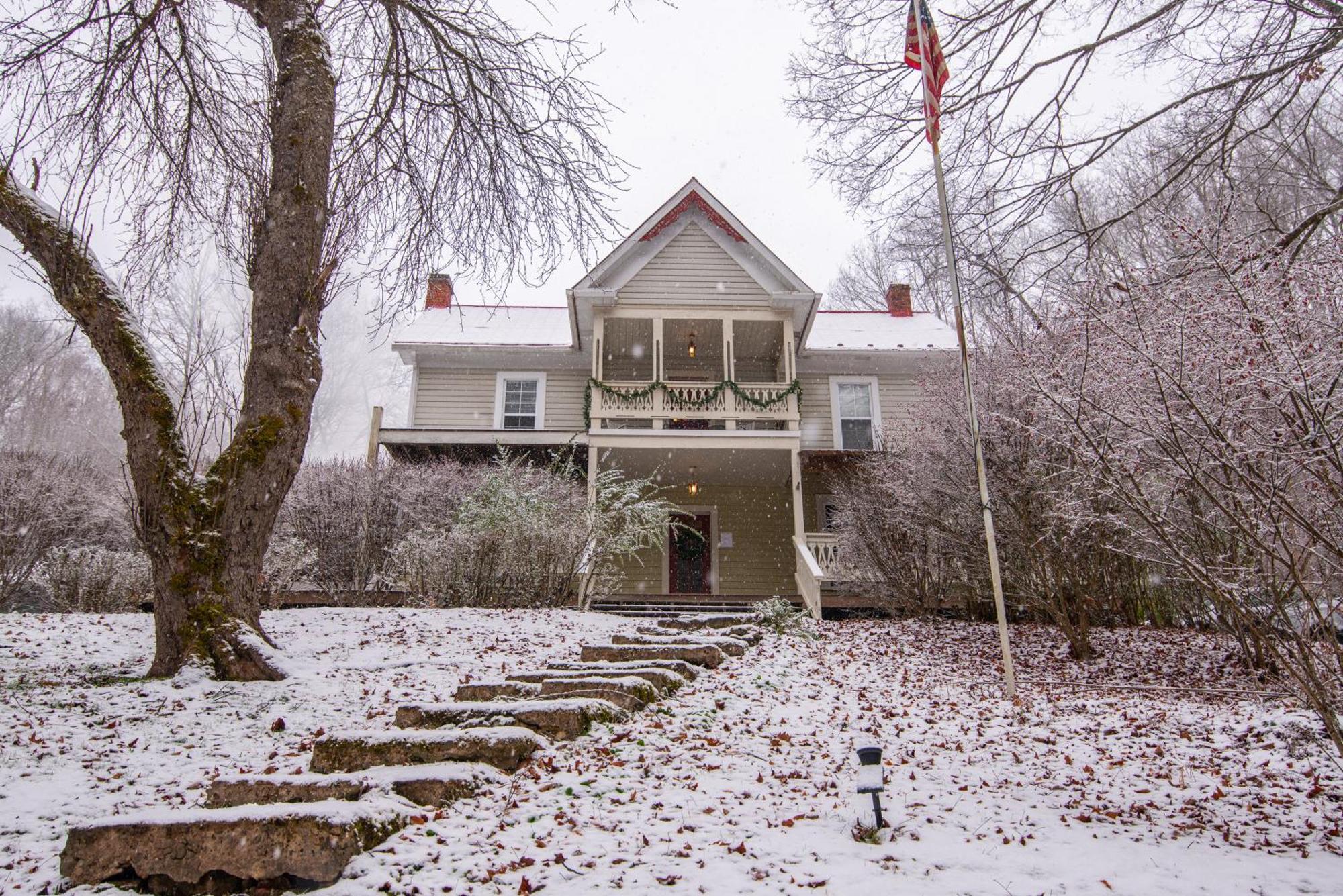 Moore House Inn & Cabins Marlinton ภายนอก รูปภาพ